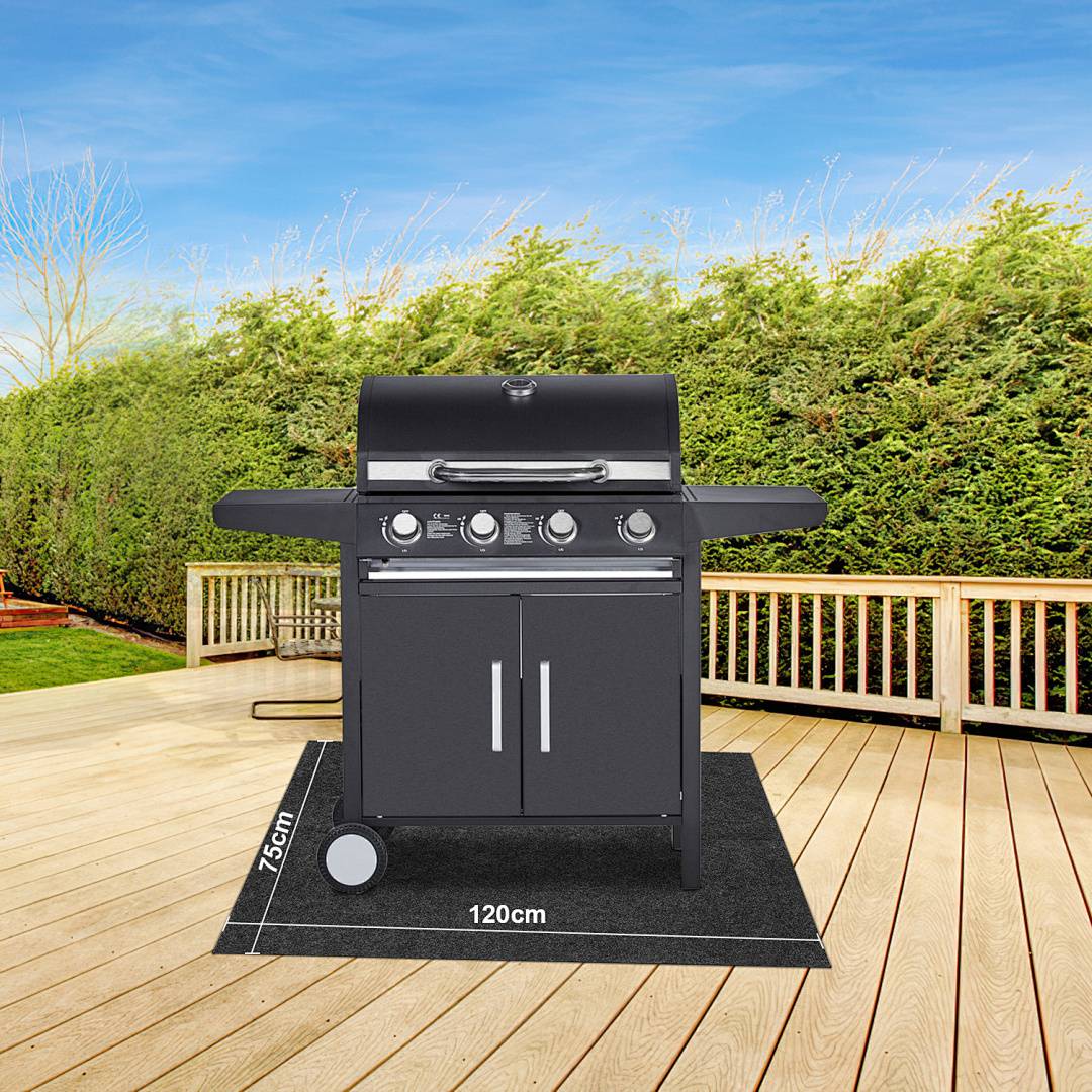 Ein graues Outdoor-Gasgrill auf einer Holzterrasse, umgeben von grünen Sträuchern. Maße sind angegeben: 120 cm breit, 75 cm tief.