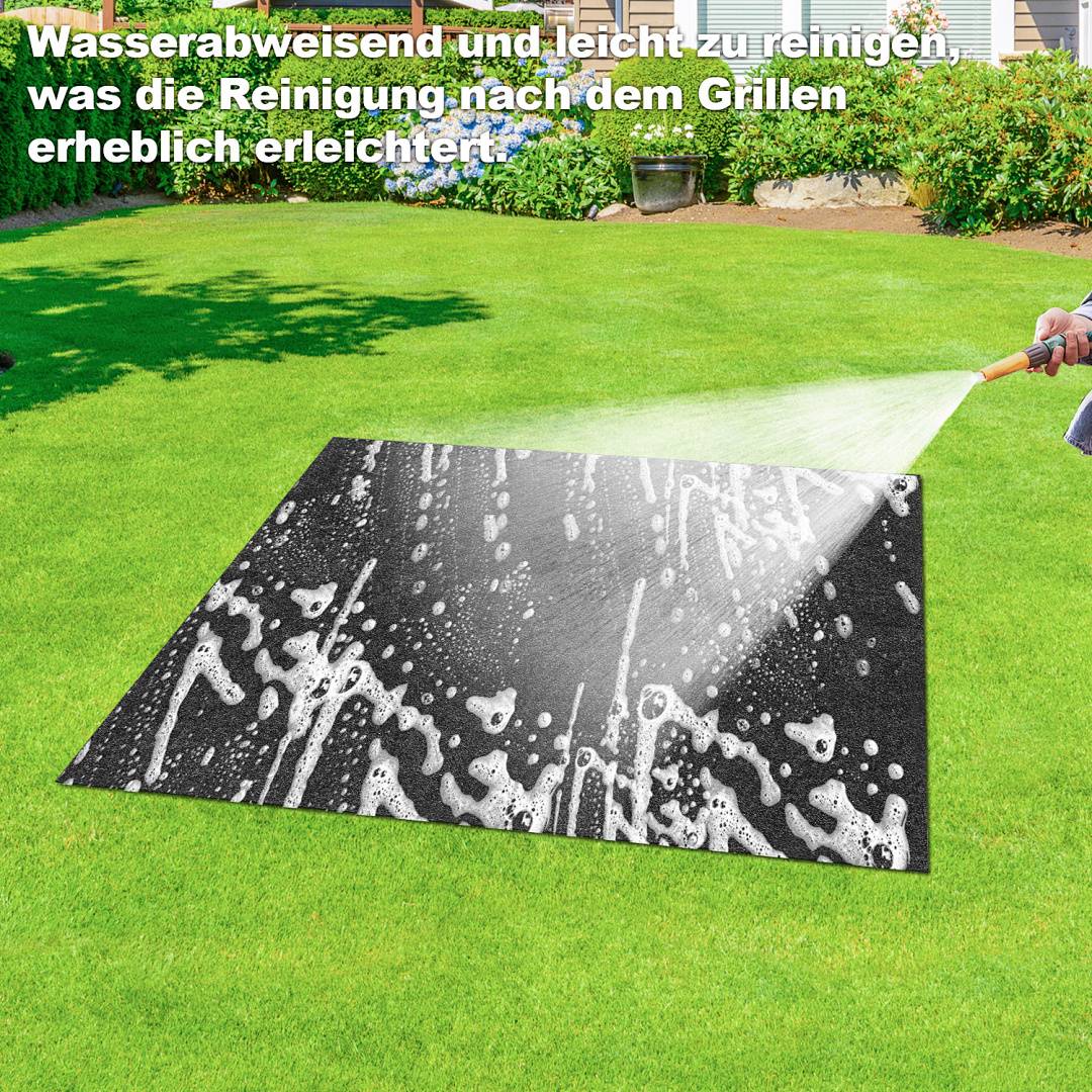 Eine Hand benutzt einen Schlauch, um Wasser auf eine Matte in einem Gras-Hinterhof zu sprühen. Der Text im Bild ist auf Deutsch und diskutiert die Leichtigkeit der Reinigung der Matte.
