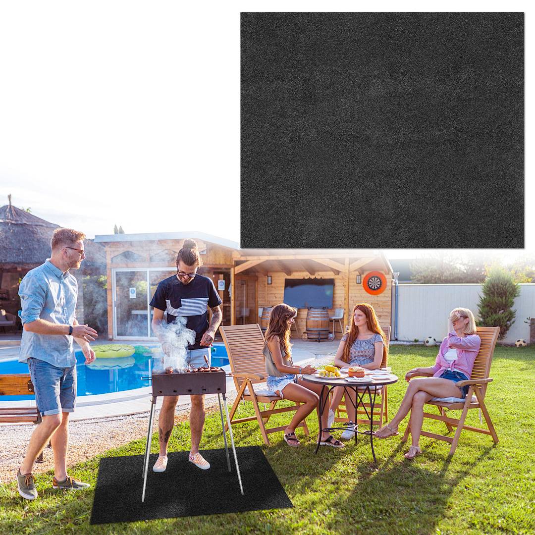 Ein Mann grillt Essen auf einem Grill in der Nähe eines Pools, während drei Personen an einem Tisch im Hinterhof sitzen und Getränke genießen.