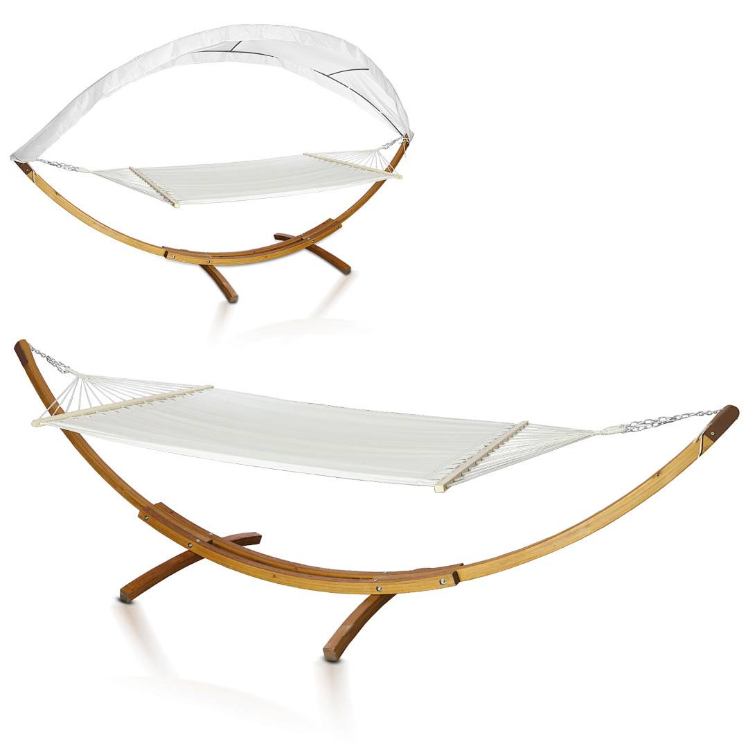 Eine weiße Stoffhängematte mit Holzgestell und abnehmbarem Baldachin, entworfen für entspannte Momente im Freien. Das Gestell ist gewölbt und stabil.