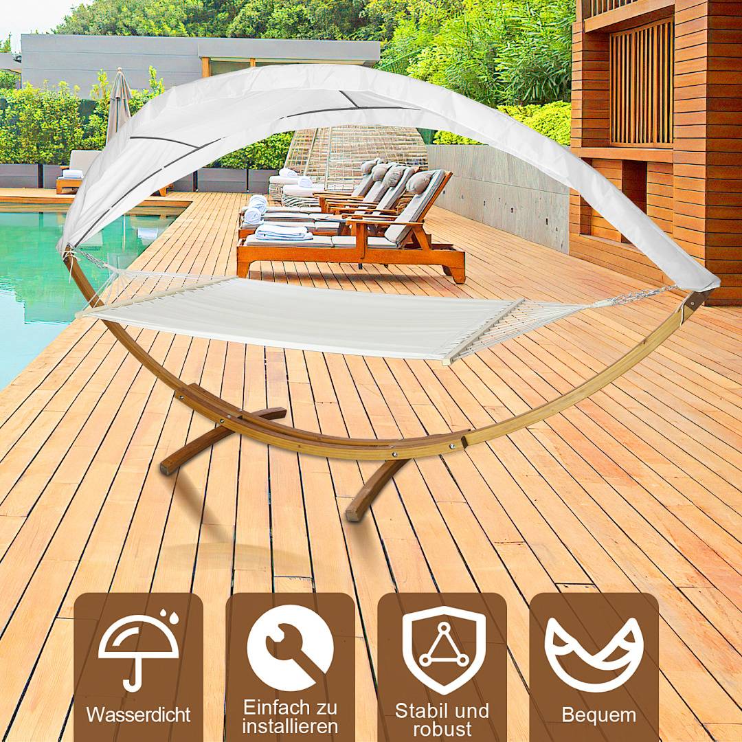 Eine gekrümmte weiße Hängematte mit einem Baldachin steht auf einem hölzernen Pooldeck, umgeben von Liegestühlen und Grün. Symbole deuten darauf hin, dass sie wasserdicht, einfach zu installieren, stabil und komfortabel ist.