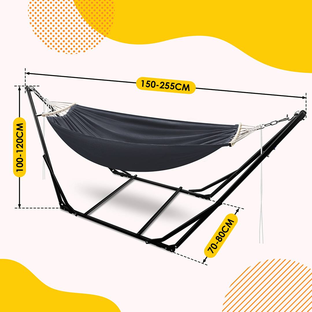 Eine schwarze Hängematte auf einem Metallgestell wird mit folgenden Abmessungen gezeigt: Höhe 100-120 cm, Länge 150-255 cm und Breite 70-80 cm vor einem gelben Hintergrund.