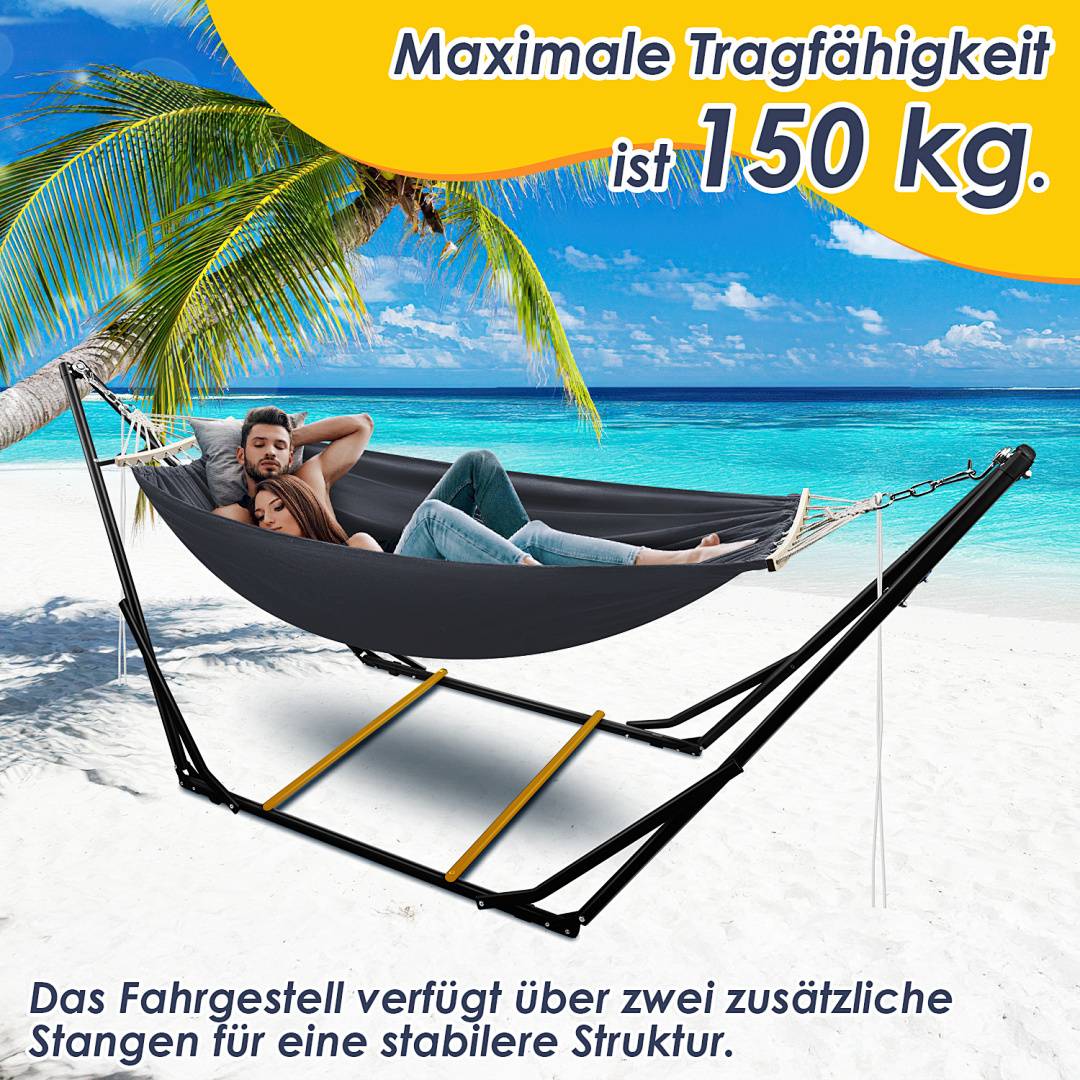 Ein Paar entspannt sich in einer schwarzen Hängematte, die von einem Metallgestell an einem tropischen Strand gestützt wird. Der Text lautet „Maximale Tragfähigkeit ist 150 kg