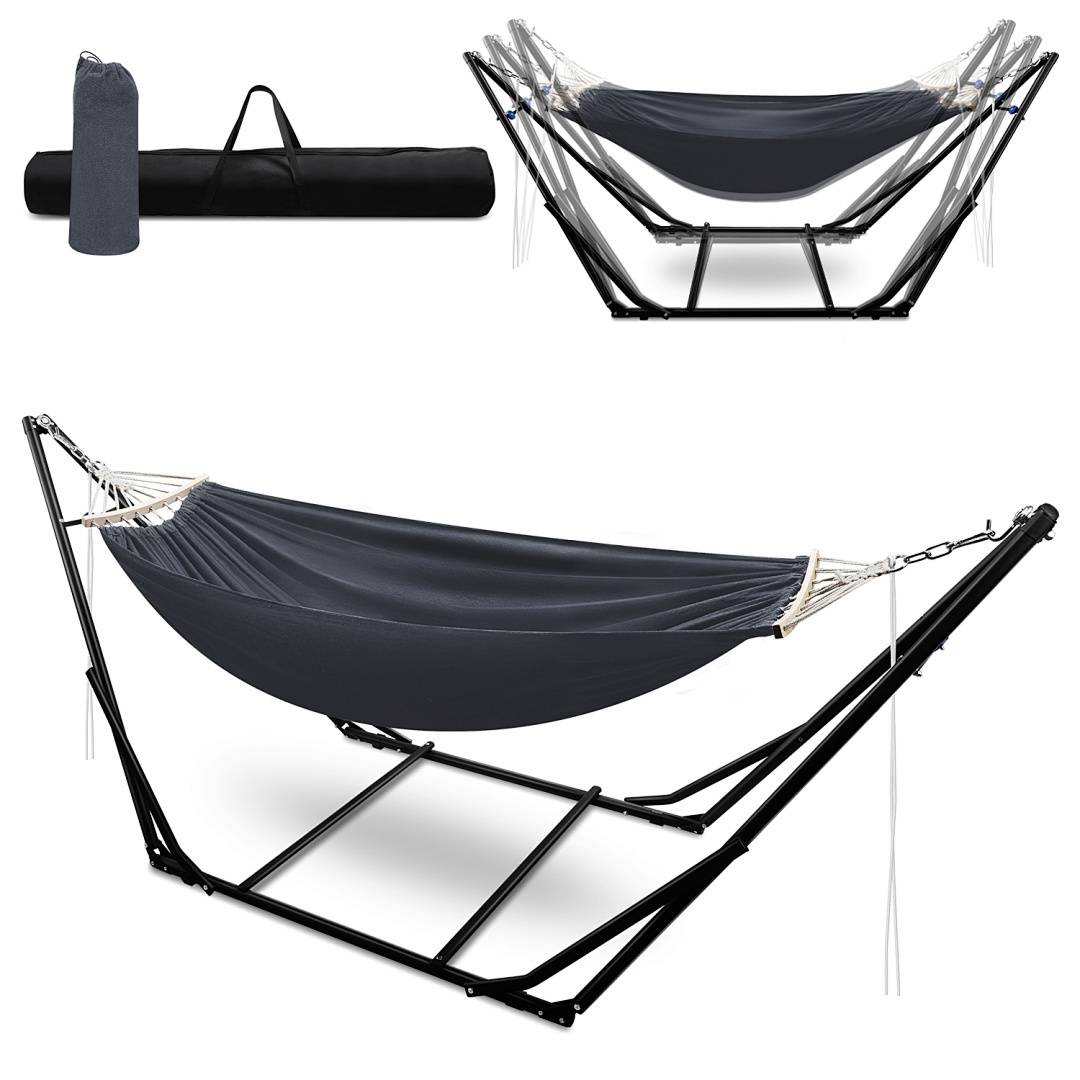 Schwarze zusammenklappbare Hängematte mit stabilem Metallrahmen, vollständig montiert und in einer Tragetasche verpackt gezeigt. Ideal für Mobilität und Entspannung im Freien.