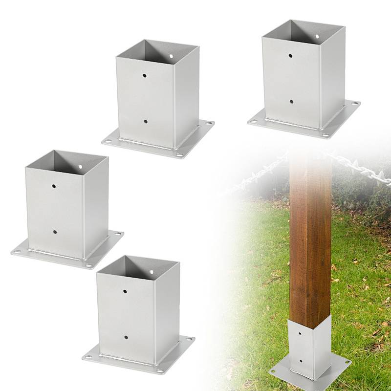 Vier silberfarbene Metallpfosten-Grundplatten mit quadratischen Löchern, separat dargestellt. Ein Holzpfosten wird in eine Grundplatte eingesetzt und im Boden verankert.