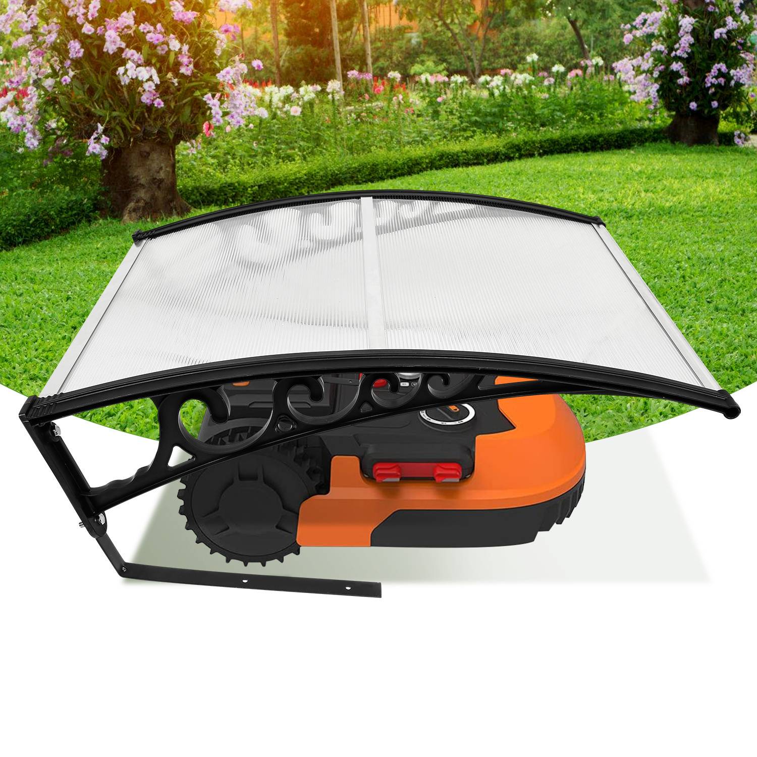 Ein orangefarbener Roboter-Rasenmäher unter einer transparenten Schutzhaube, aufgestellt in einem Garten mit grünem Rasen und blühenden Büschen im Hintergrund.