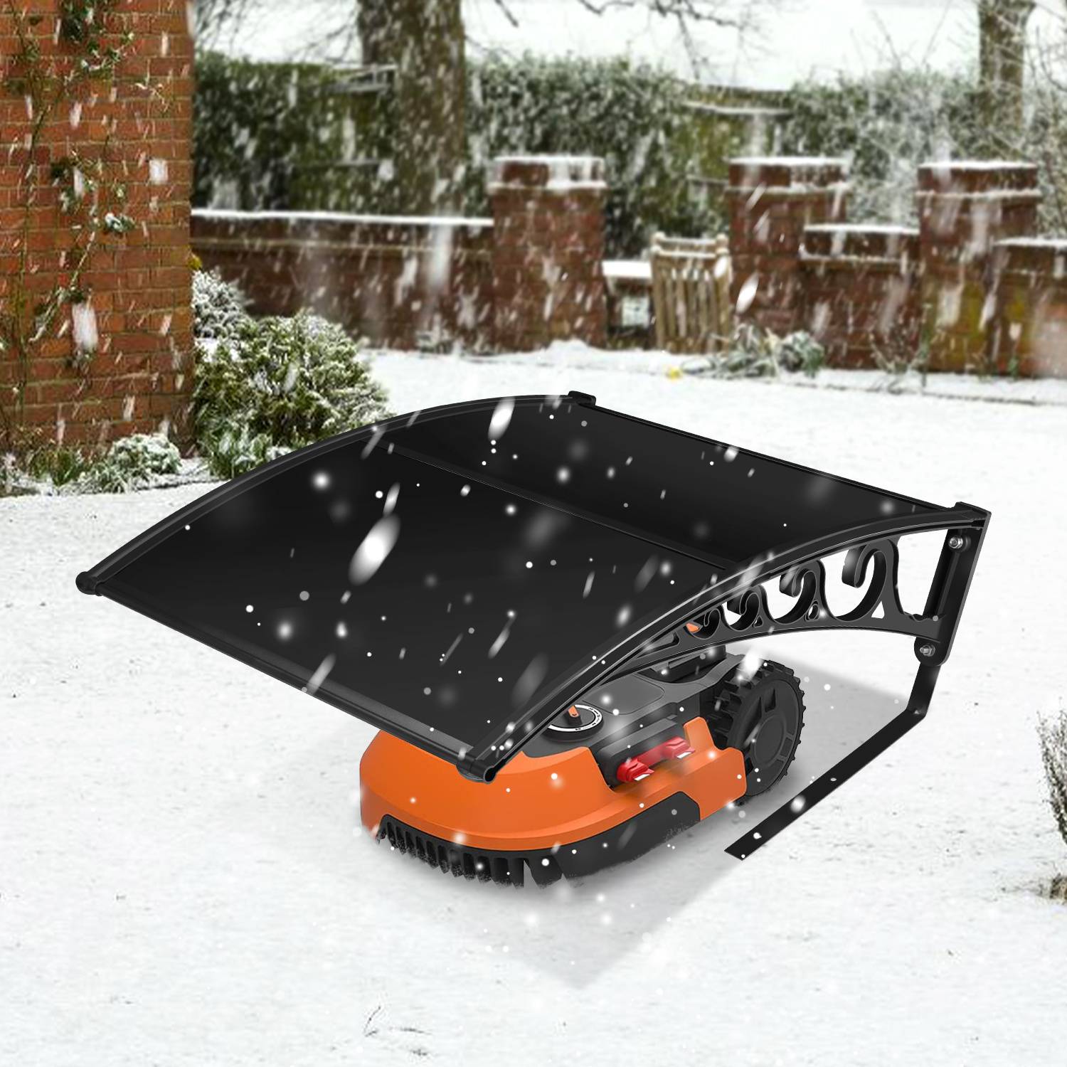Ein Roboterrasenmäher unter einem schlanken, schwarzen Vordach in einem verschneiten Garten, mit fallendem Schnee und einer Backsteinmauer im Hintergrund.