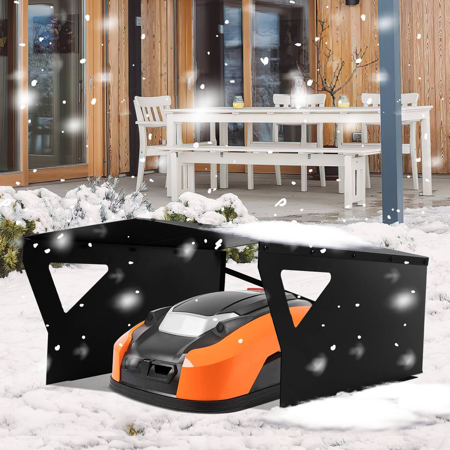 Roboterrasenmäher unter einem schwarzen Unterstand angedockt, umgeben von Schnee, vor einem modernen Haus mit einer Terrasse, während es schneit.