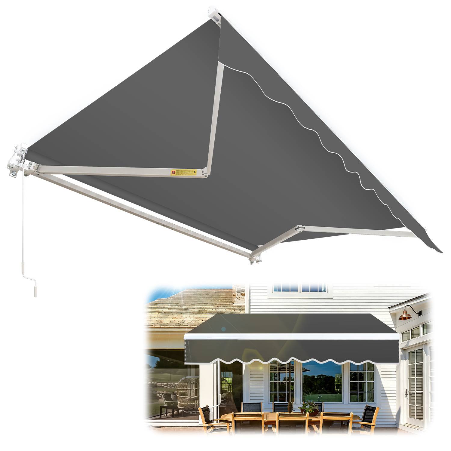 Eine offene ausfahrbare Markise in Dunkelgrau erstreckt sich über einen Terrassenbereich mit Gartenmöbeln und ist an einem weißen Haus mit großen Fenstern befestigt.