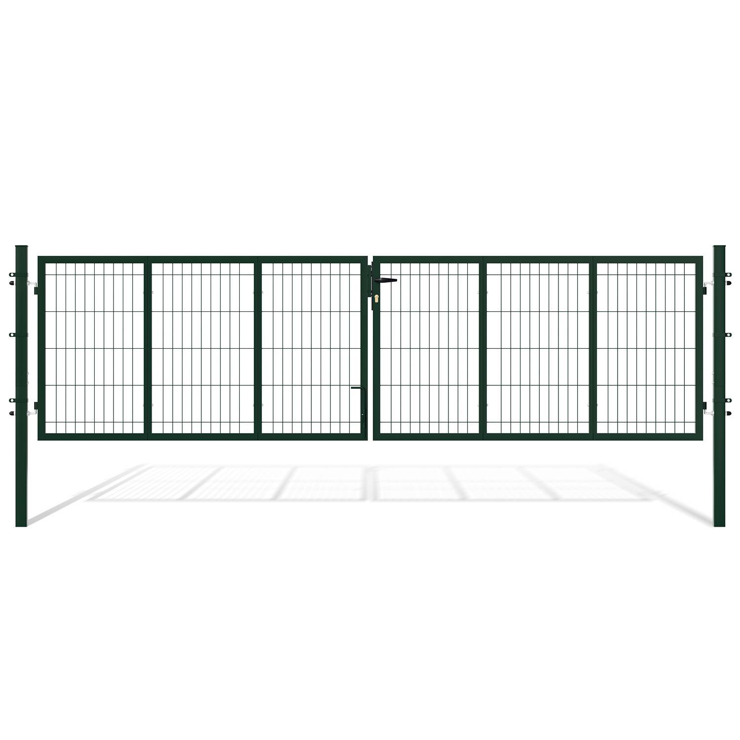 Ein schwarzes Metalltor mit doppelter Einfahrt mit vertikalen und horizontalen Stäben, leicht offen, wirft Schatten auf den Boden darunter.