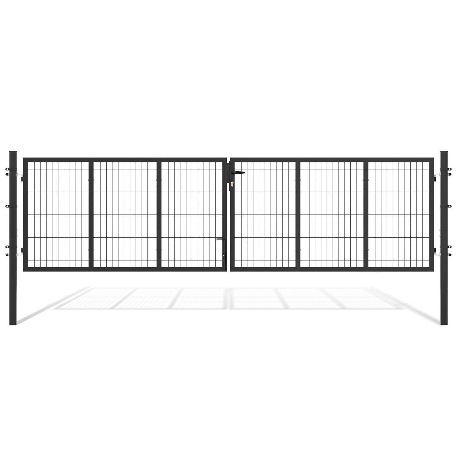 Ein schwarzes Metalltor mit doppeltem Zaun ist geschlossen und zeigt ein einfaches Gittermuster.