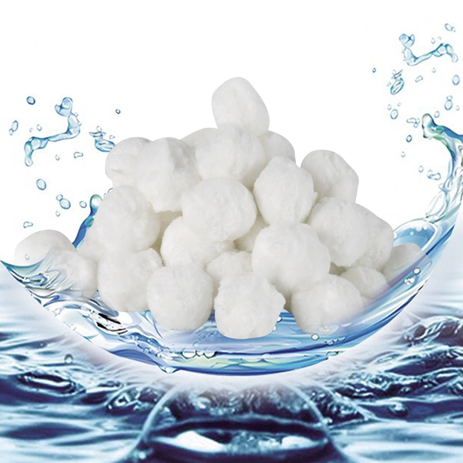 Eine Menge weißer Wattestäbchen schwebt über spritzendem Wasser und unterstreicht ihre Weichheit sowie ihre Verbindung zu Reinheit und Sauberkeit.