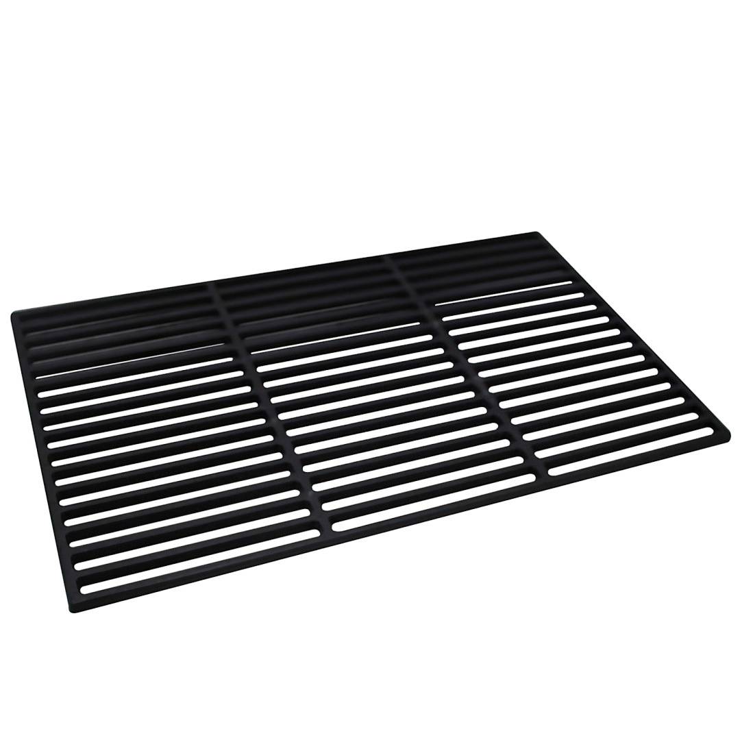 Ein schwarzes Metallgrillrost mit schmalen, gleichmäßig verteilten Stäben, das zum Grillen im Freien auf einem Grill oder einer Grillanlage verwendet wird.