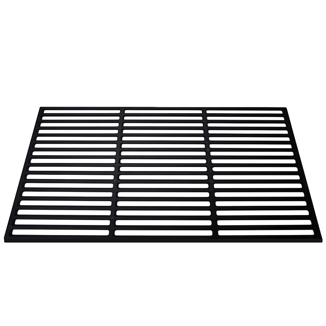 Eine rechteckige schwarze Matte mit gleichmäßig verteilten horizontalen Lamellen, die für Drainage oder Luftzirkulation auf Oberflächen wie Decks oder Terrassen konzipiert ist.