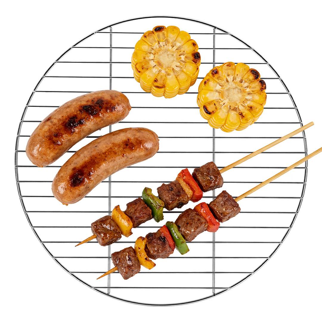 Gegrillte Würstchen, Mais und Rindfleischspieße mit Paprika auf einem runden Grillrost.