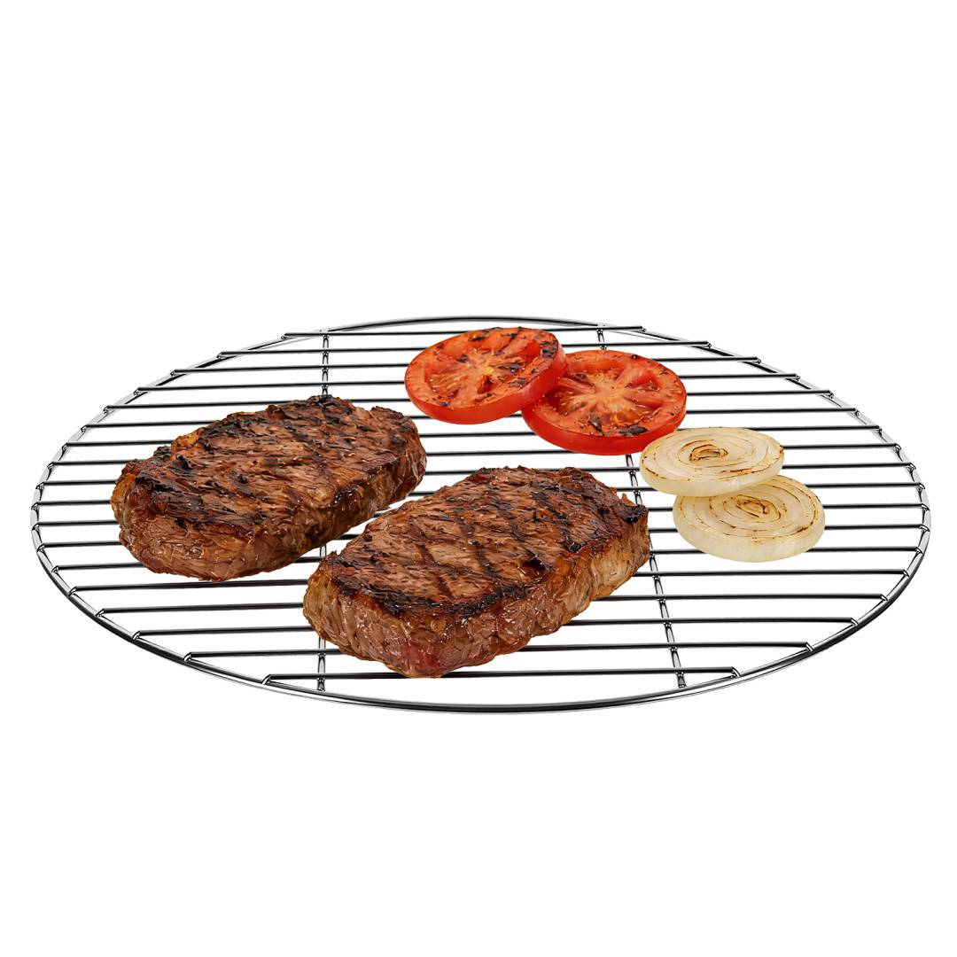 Zwei gegrillte Steaks, Tomatenscheiben und Zwibelscheiben auf einem runden Metallgrillrost.