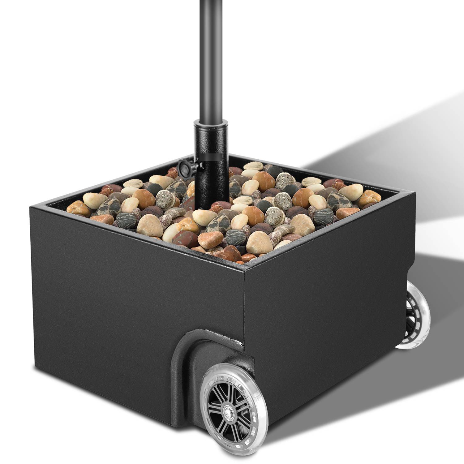Ein schwarzer quadratischer Regenschirmständer gefüllt mit dekorativen Steinen, mit Rollen für einfache Mobilität.
