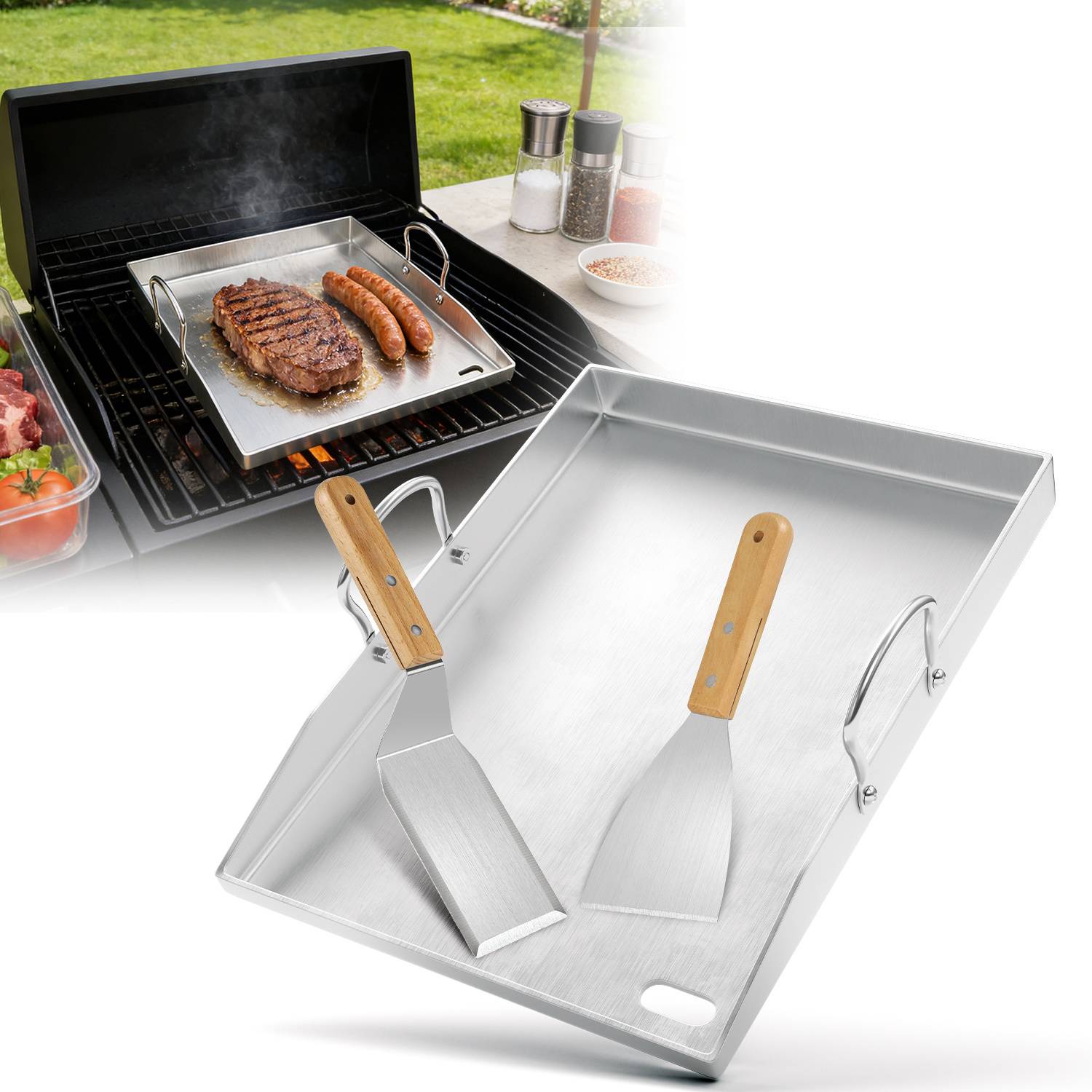 Eine Metallplatte mit zwei Spachteln mit Holzgriffen auf einem Tisch neben einem Grill, auf dem Fleisch und Würstchen gegrillt werden.