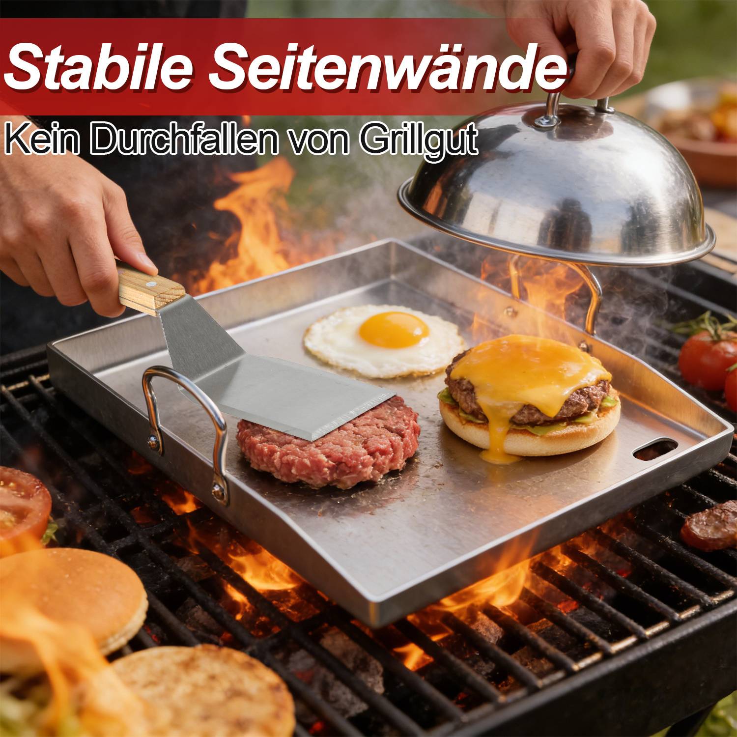 Eine Person grillt ein Burgerpattie und ein Ei auf einem flachen Grill. Ein Schild liest „Stabile Seitenwände. Kein Durchfallen von Grillgut.