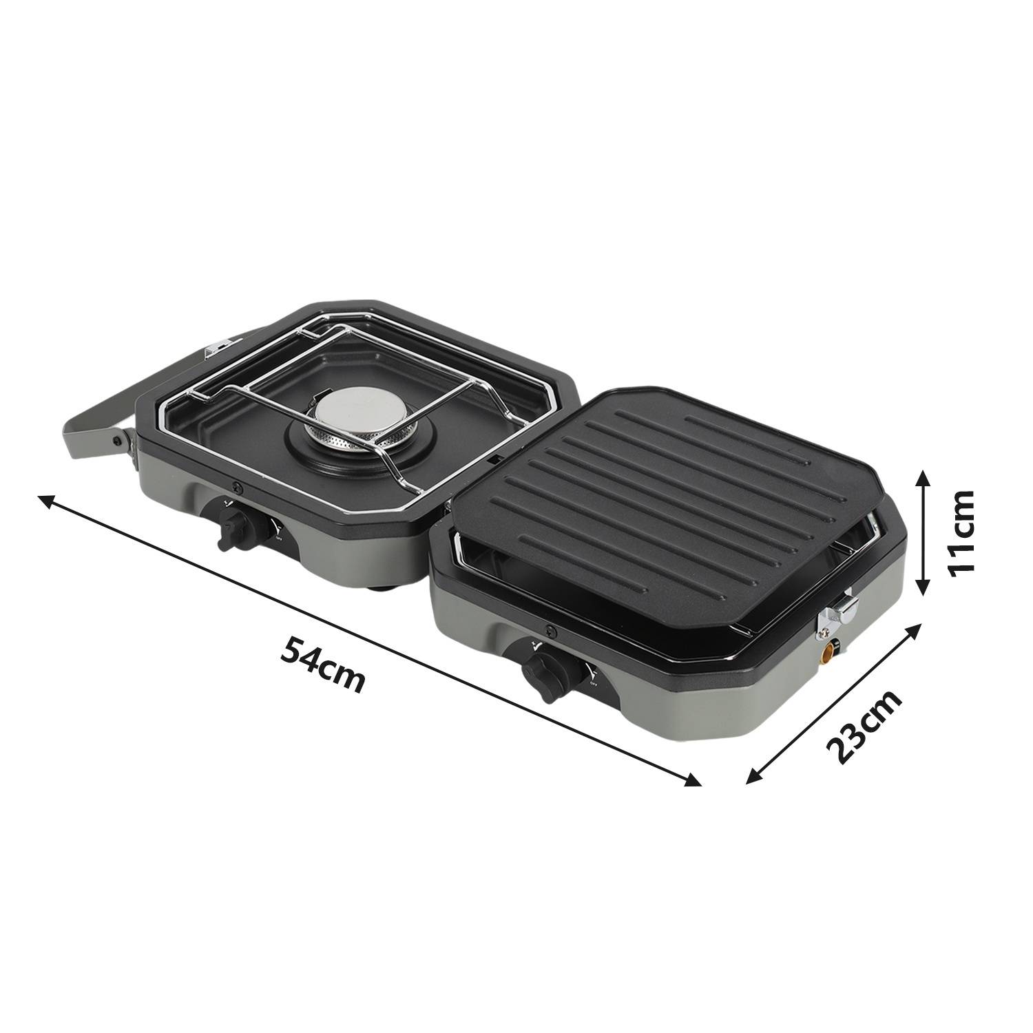 Ein offener Campingkocher mit einem Brenner auf der linken Seite und einem Grill auf der rechten Seite. Die Abmessungen betragen 54 cm Breite, 23 cm Tiefe und 11 cm Höhe.