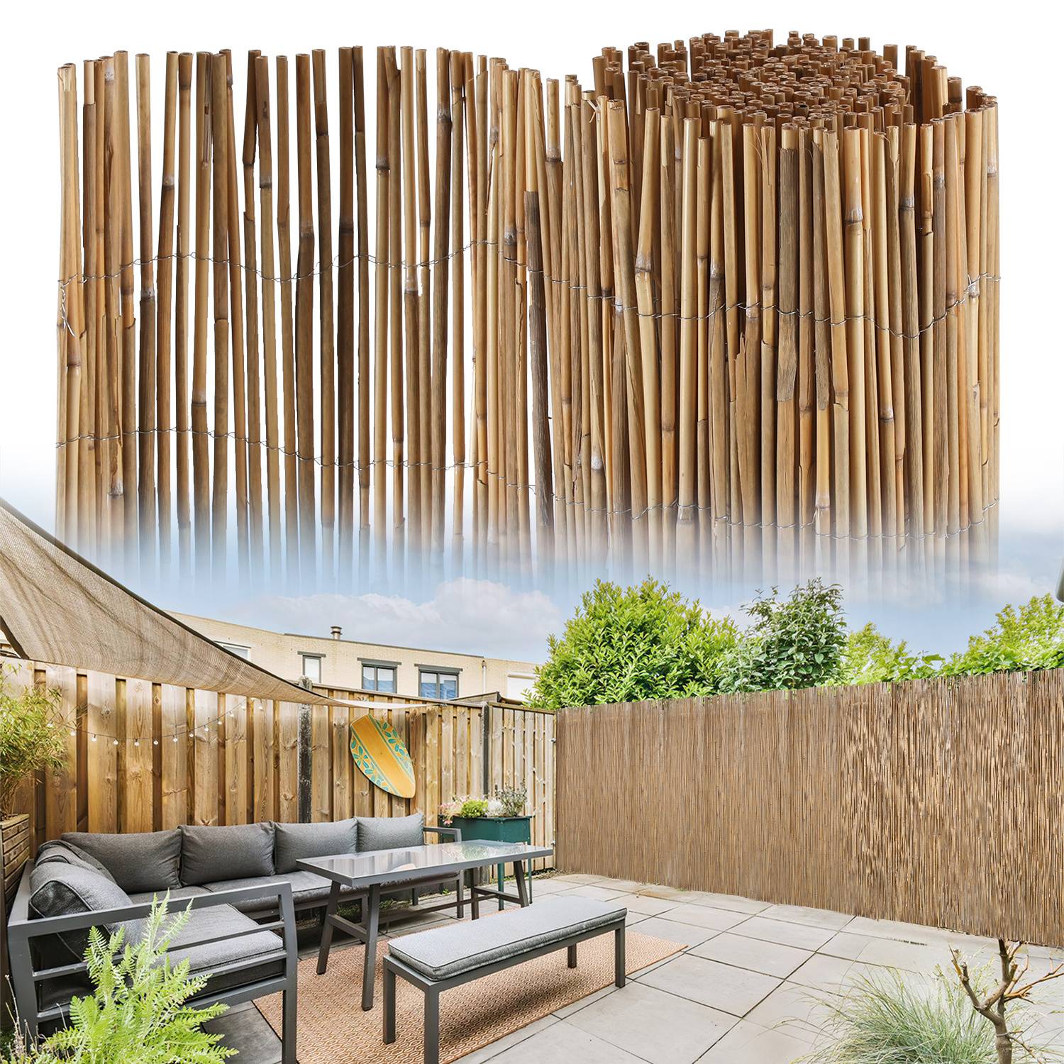 Outdoor-Terrasse mit einem Holz-Sichtschutzzaun, Korbmöbeln, grünen Pflanzen und Bambus-Dekoration. Der Himmel ist teilweise bewölkt über der städtischen Umgebung.