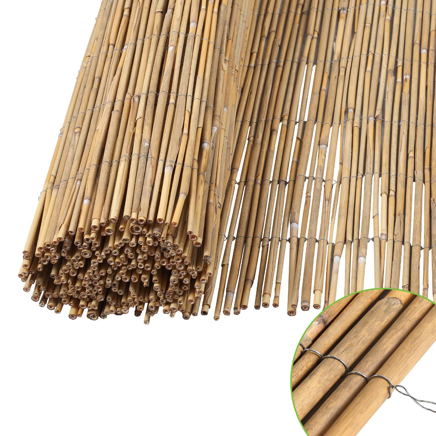 Ein aufgerollter Bambuszaun, der dicht gebundene vertikale Bambusstäbe zeigt, mit einer eingefügten Nahaufnahme, die die Bindetechnik darstellt.