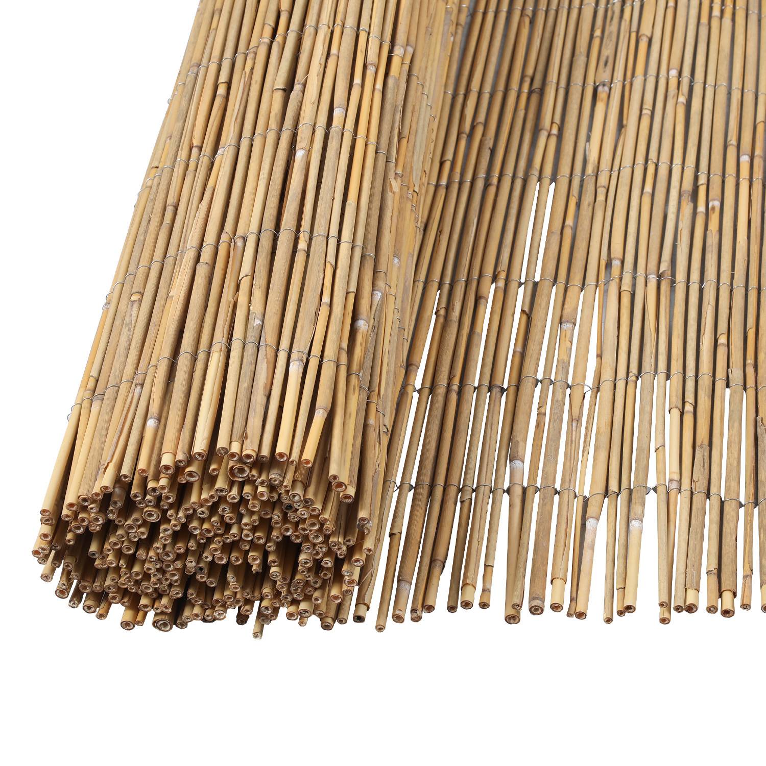 Gerollte Bambuszaunmatte, natürliche Bambusstäbe fest zusammengebunden, geeignet für Gartenschutz oder dekorative Zwecke.