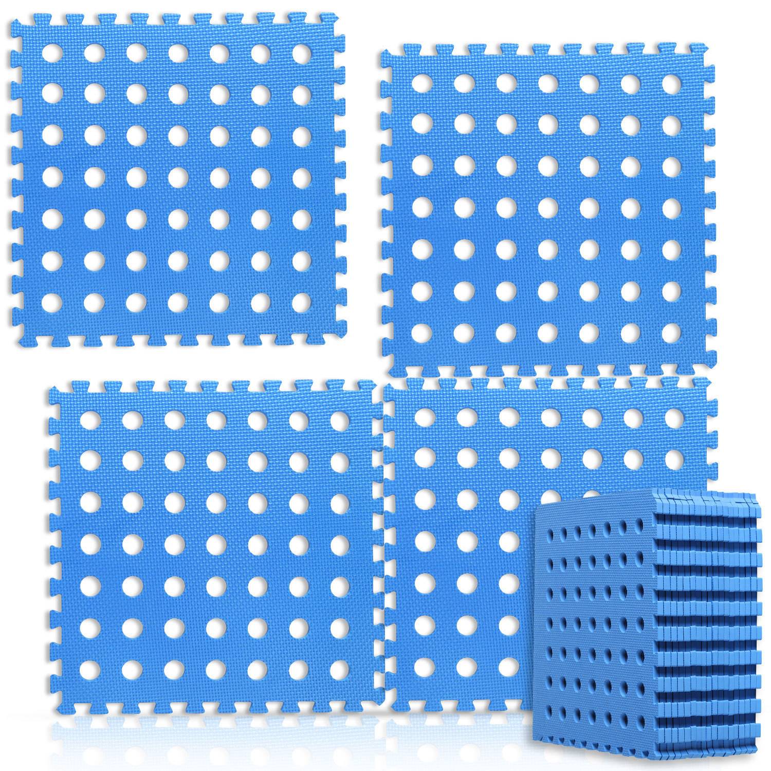 Blaue verschlungene Bodenmatte mit gleichmäßig verteilten kreisförmigen Löchern, in einem Gitter angeordnet. Ein Stapel ähnlicher Matten befindet sich auf der rechten Seite.