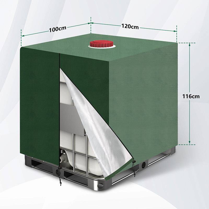 Eine grüne isolierte Abdeckung offenbart teilweise einen großen würfelförmigen Behälter mit folgenden Abmessungen: 100 cm Breite, 120 cm Länge, 116 cm Höhe.