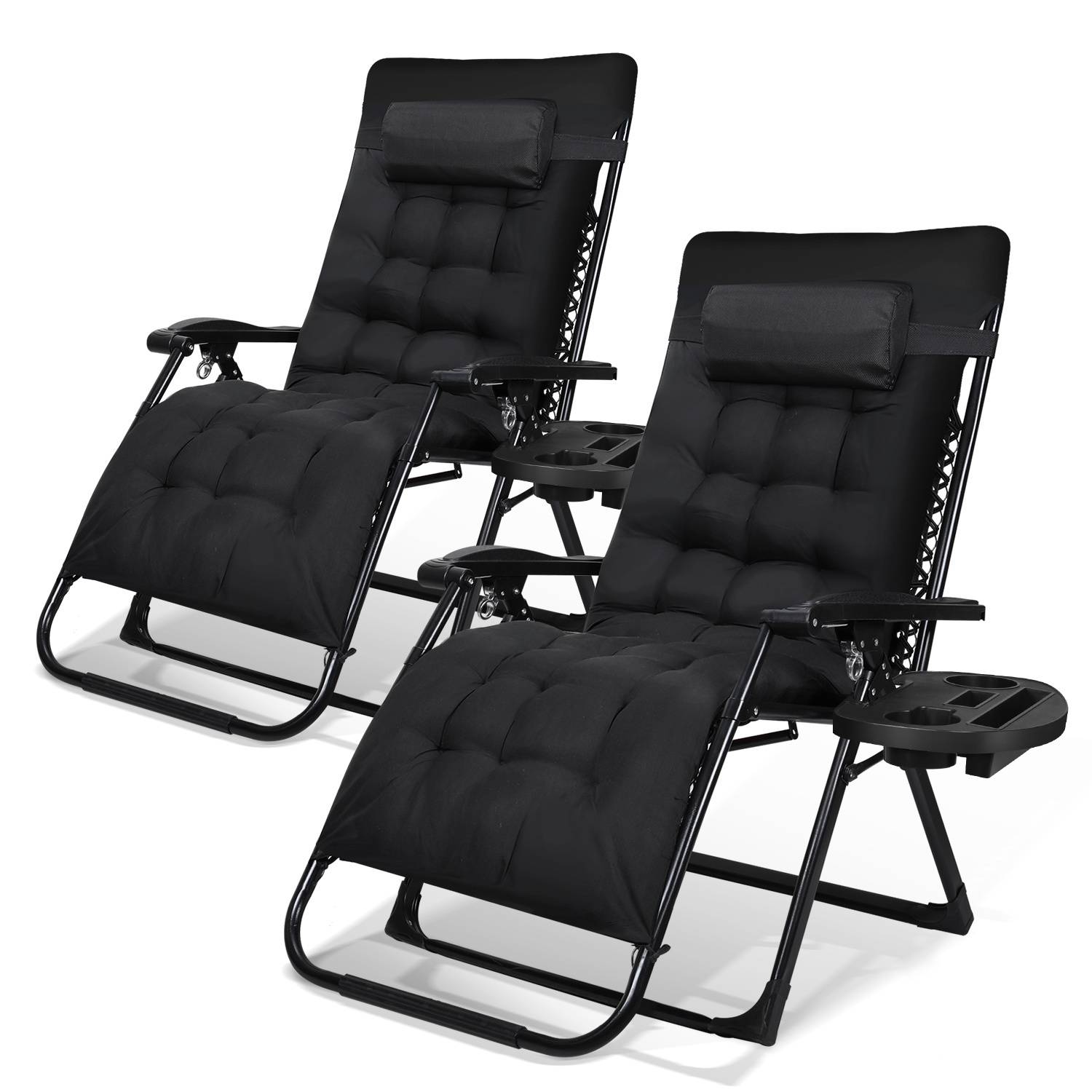 Zwei schwarze Liegestühle mit gepolsterten Rückenlehnen und Fußstützen. Jeder verfügt über eine integrierte Kopfstütze und ein angebrachtes Tablett an der Seite.