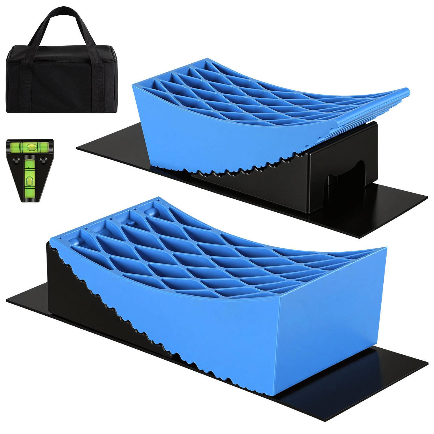 RV-Nivelliersystem-Set mit blauen gekrümmten Nivelliergeräten, Transportkoffer und Wasserwaage für genaues Ausgleichen von Fahrzeugen auf unebenem Untergrund.