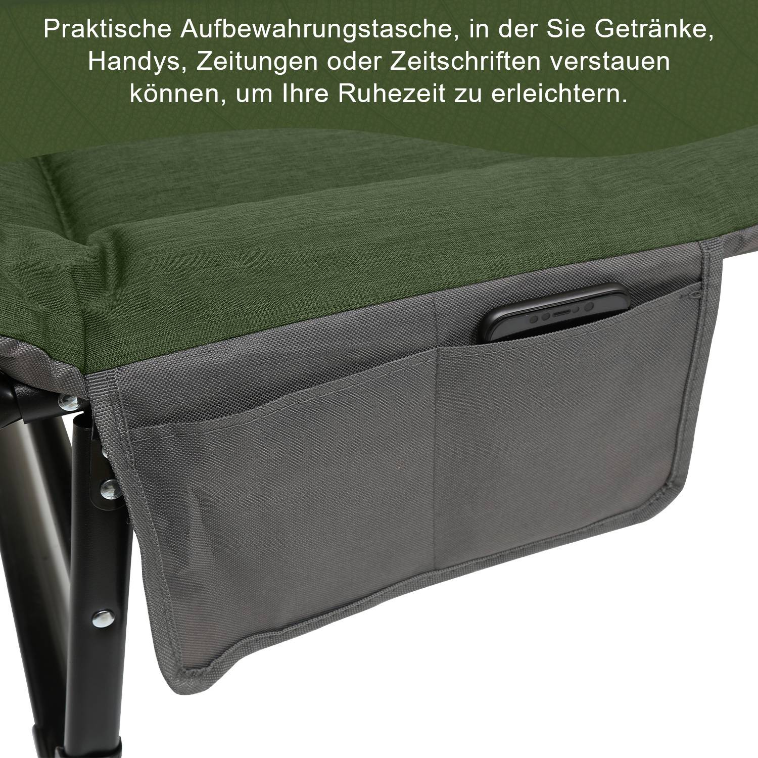 Eine grüne Klappstühle mit einer grauen Aufbewahrungstasche an der Seite, die ein Smartphone hält. Der Text lautet: „Praktische Aufbewahrungstasche...