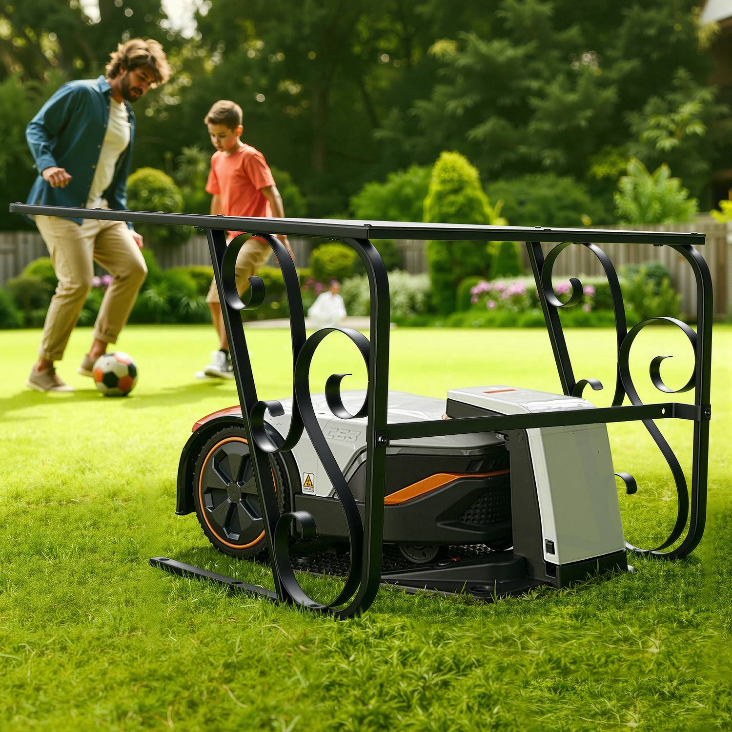 Ein Roboterrasenmäher navigiert durch einen Garten, während ein Mann und ein Kind in der Nähe Fußball spielen, was zeigt, wie automatisierte Rasenpflege neben Familienaktivitäten stattfindet.