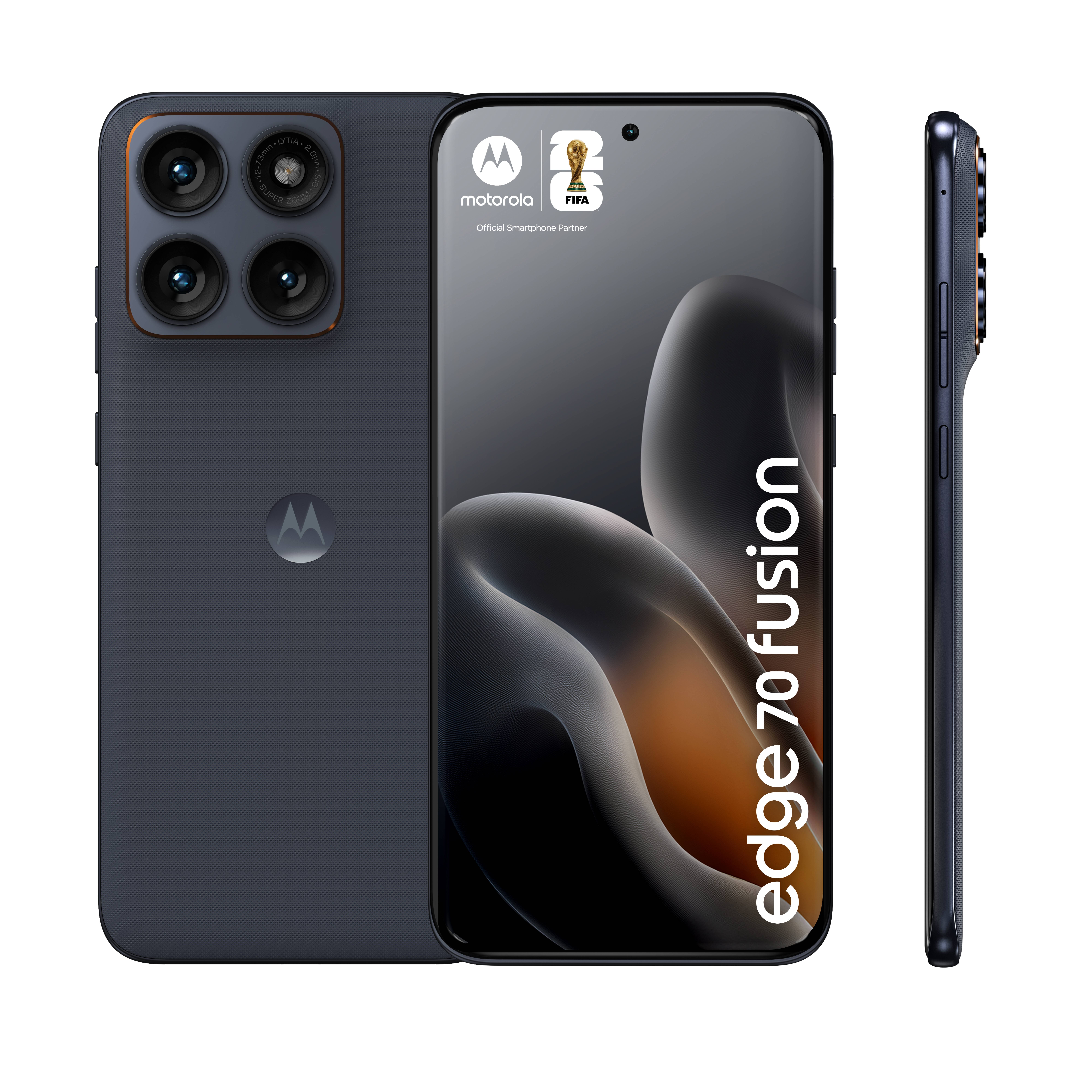 Motorola Edge 70 Fusion Smartphone von vorne, von hinten und von der Seite in Dunkelgrau gezeigt, mit Triple-Kamera-Anordnung und „edge 70 fusion