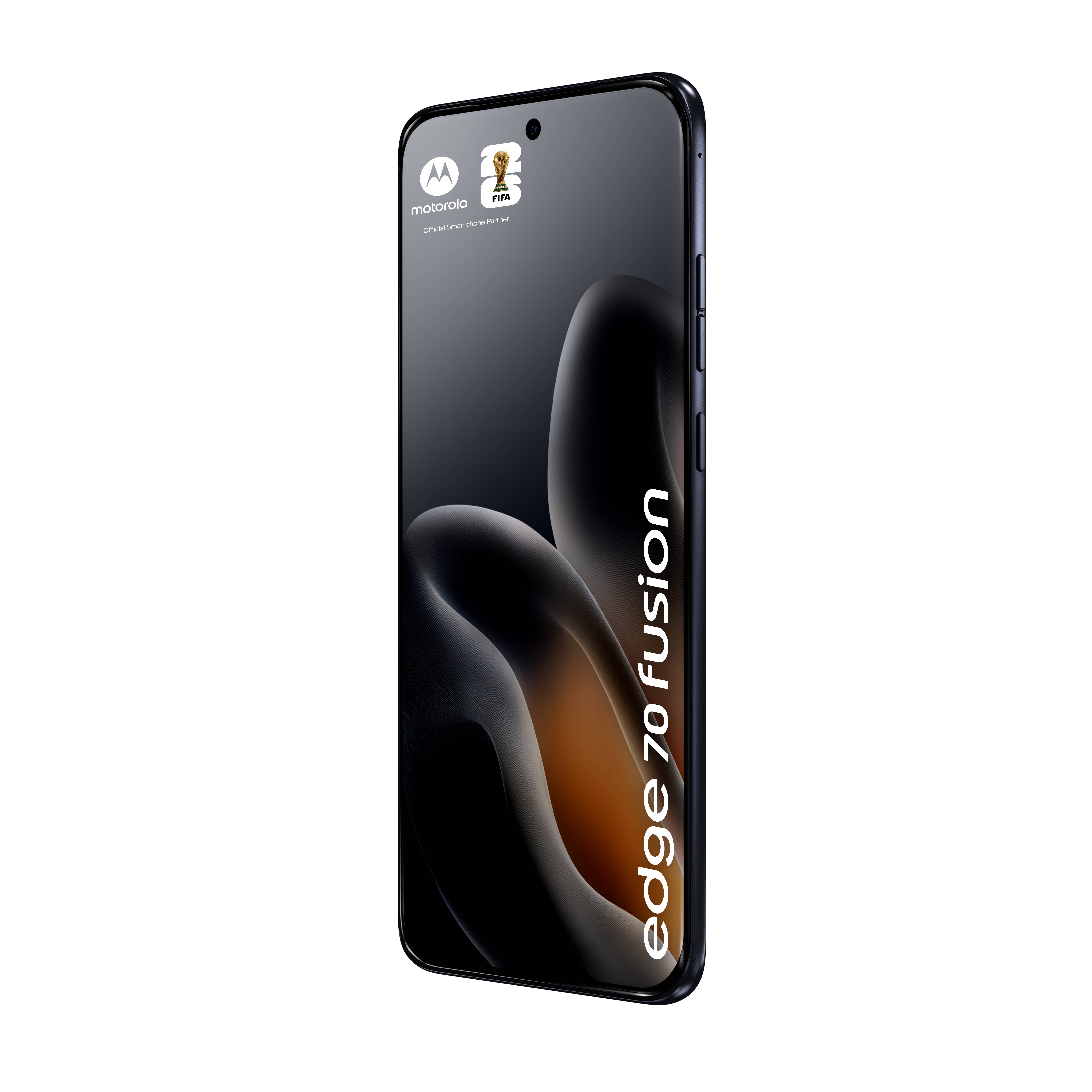 Ein Motorola Edge 70 Fusion Smartphone, frontal gezeigt mit einer dunklen abstrakten Tapete und dem Modellnamen auf dem Display.