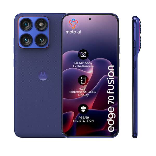 Motorola Moto Edge 70 Fusion Smartphone von vorne, hinten und von der Seite in Dunkelblau dargestellt, mit Text auf dem Bildschirm, das die 50-MP-Sony-Kamera, das 6,78-Zoll-AMOLED-Display und die IP68/69-Zertifizierung hervorhebt.