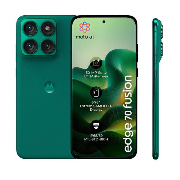 Grünes Motorola Edge 70 Fusion Smartphone in Front-, Rück- und Seitenansicht, wobei „moto ai