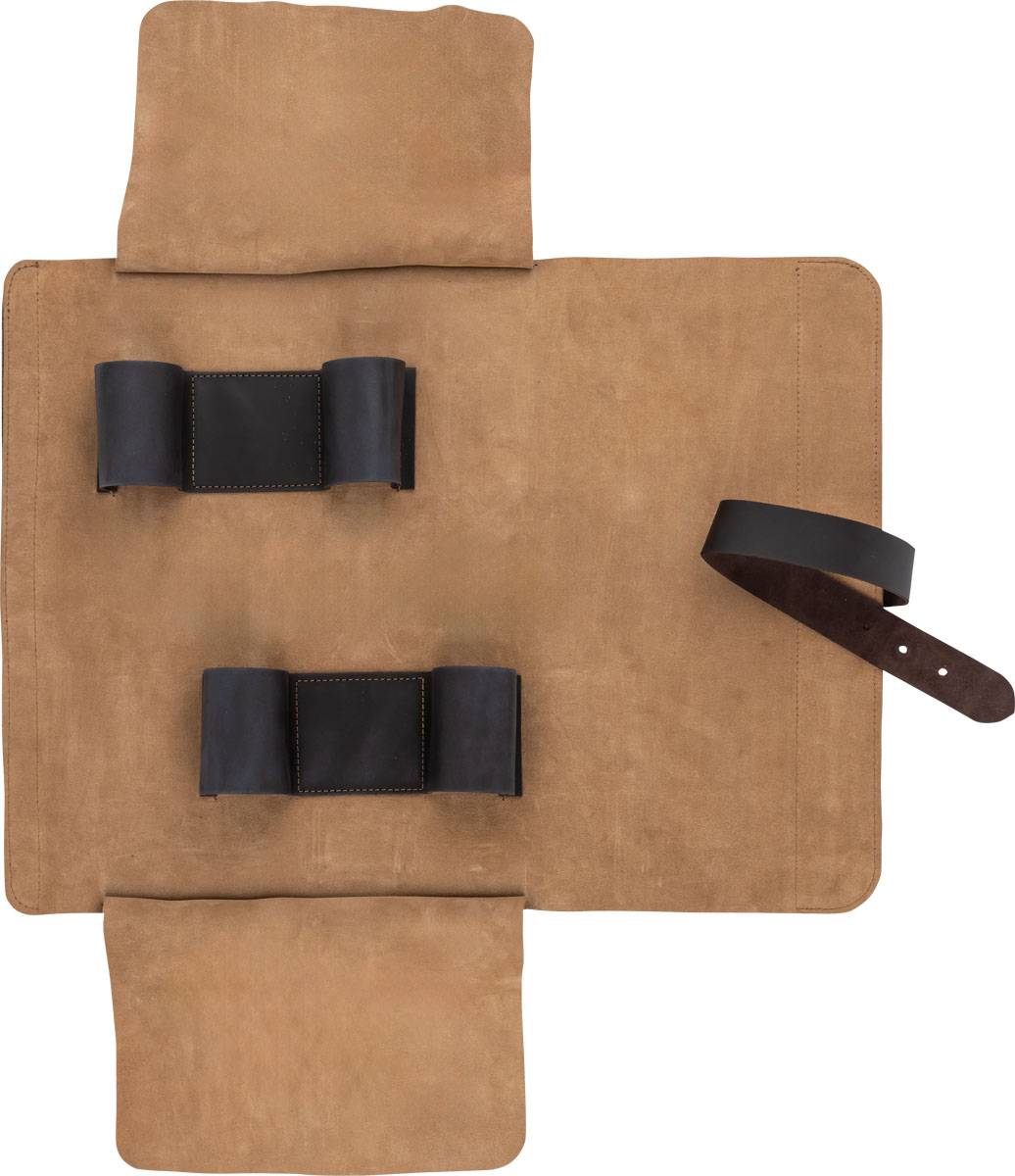 Ein braunes Lederetui zum Aufrollen mit schwarzen Riemen und einem Gürtel, das zum Organisieren und Transportieren von Gegenständen konzipiert ist.