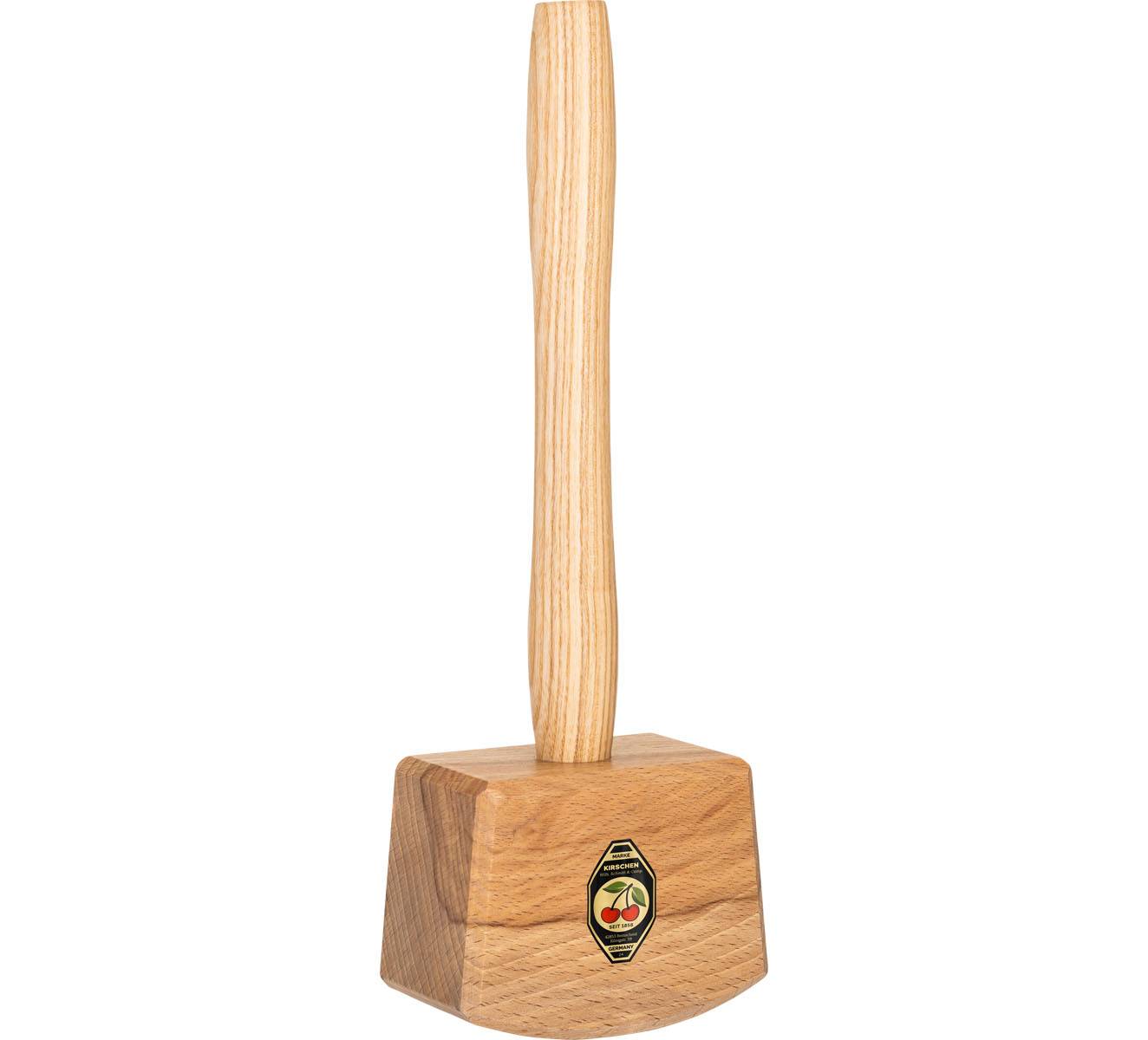 Ein Holzhammer mit stabilem Griff, verziert mit einem Logo auf dem Kopf. Er wird für Holzbearbeitungsarbeiten oder sanfte Überzeugungsaufgaben verwendet.