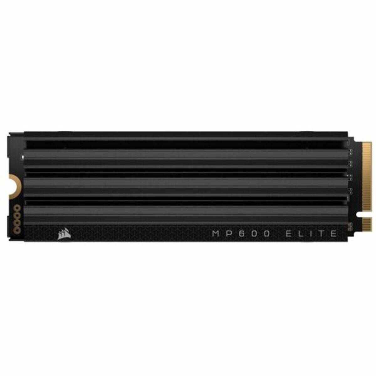 Eine schwarze Corsair MP600 Elite SSD mit Kühlkörper, mit einem PCIe-Stecker auf der rechten Seite.