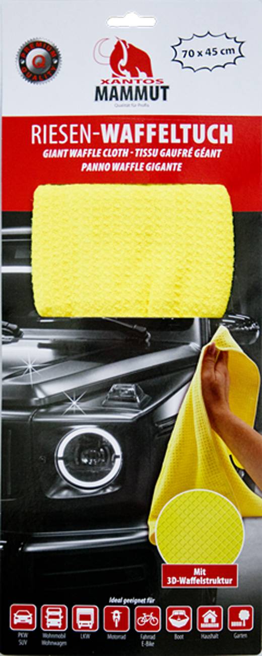 Eine Person poliert ein Autenscheinwerfer mit einem leuchtend gelben Mikrofasertuch und zeigt damit Autodetaillierung oder Reinigung.