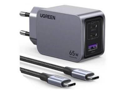 Ein silberner Ugreen 65W-Ladegerät mit zwei USB-C-Anschlüssen und einem USB-A-Anschluss wird gezeigt, zusammen mit zwei USB-C-Kabeln.