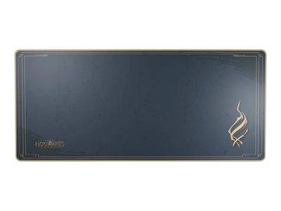 Eine große, dunkelblau Gaming-Matte mit goldfarbenen Rändern, die ein stilisiertes Wappen in der unteren rechten Ecke zeigt. Das Design ist minimalistisch.
