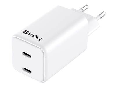 Ein weißes USB-Doppelladegerät der Marke 'Sandberg' mit zwei USB-C-Anschlüssen und einem europäischen Stecker, konzipiert zum Laden von Geräten.