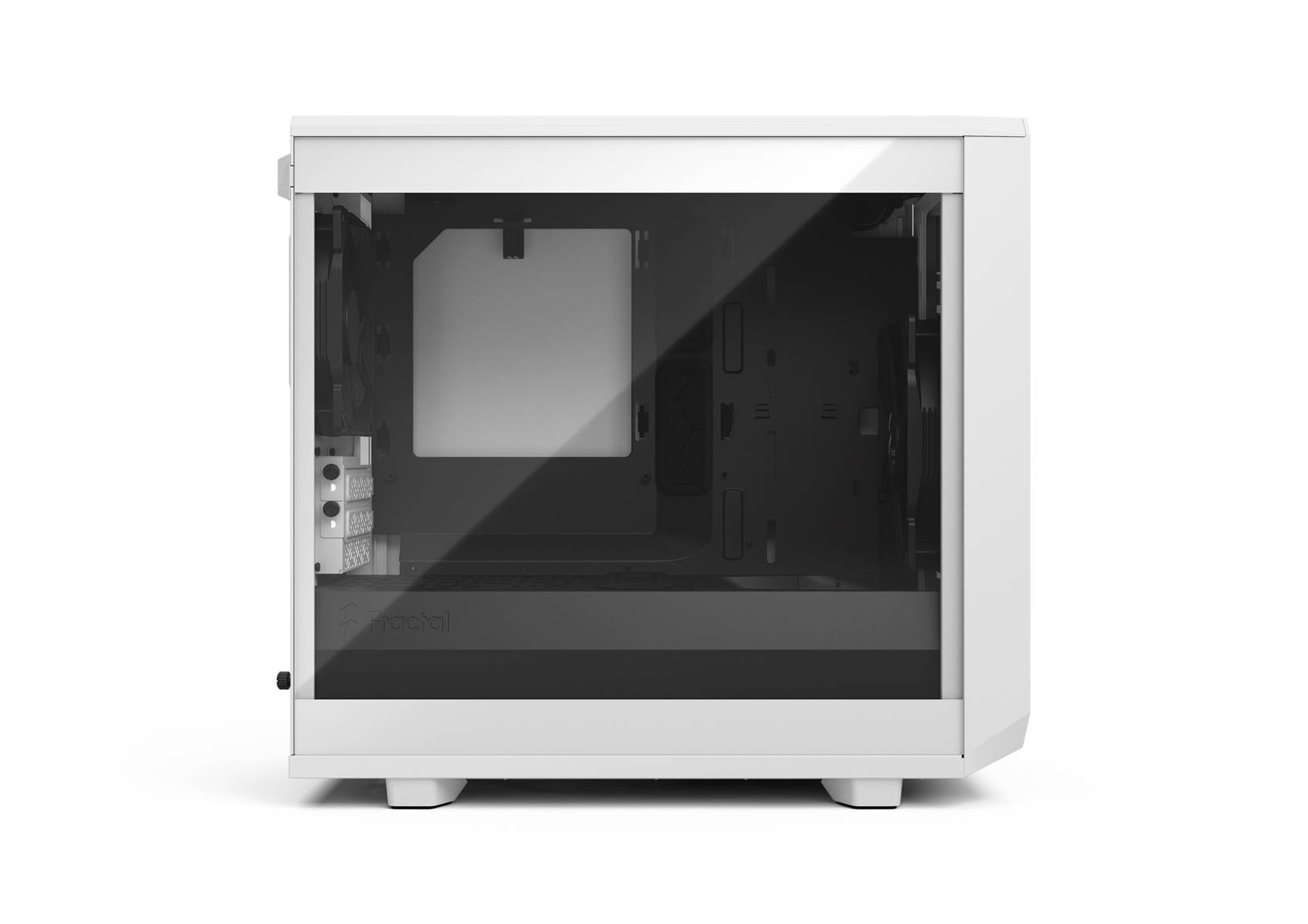 Ein weißes, leeres Computergehäuse mit einem Glasseitenpaneel, das interne Fachaufteilungen für Komponenten wie Motherboard und Laufwerke zeigt.