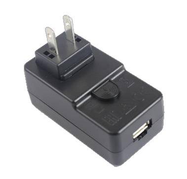 Ein schwarzes USB-Wandladegerät mit Zweipolstecker zum Aufladen elektronischer Geräte.