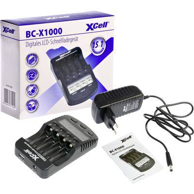 Kasten und Zubehör des XCell BC-X1000 Batterieladegeräts, bestehend aus vier Ladeschächte Ladegerätbasis, Netzteil und Bedienungsanleitung.