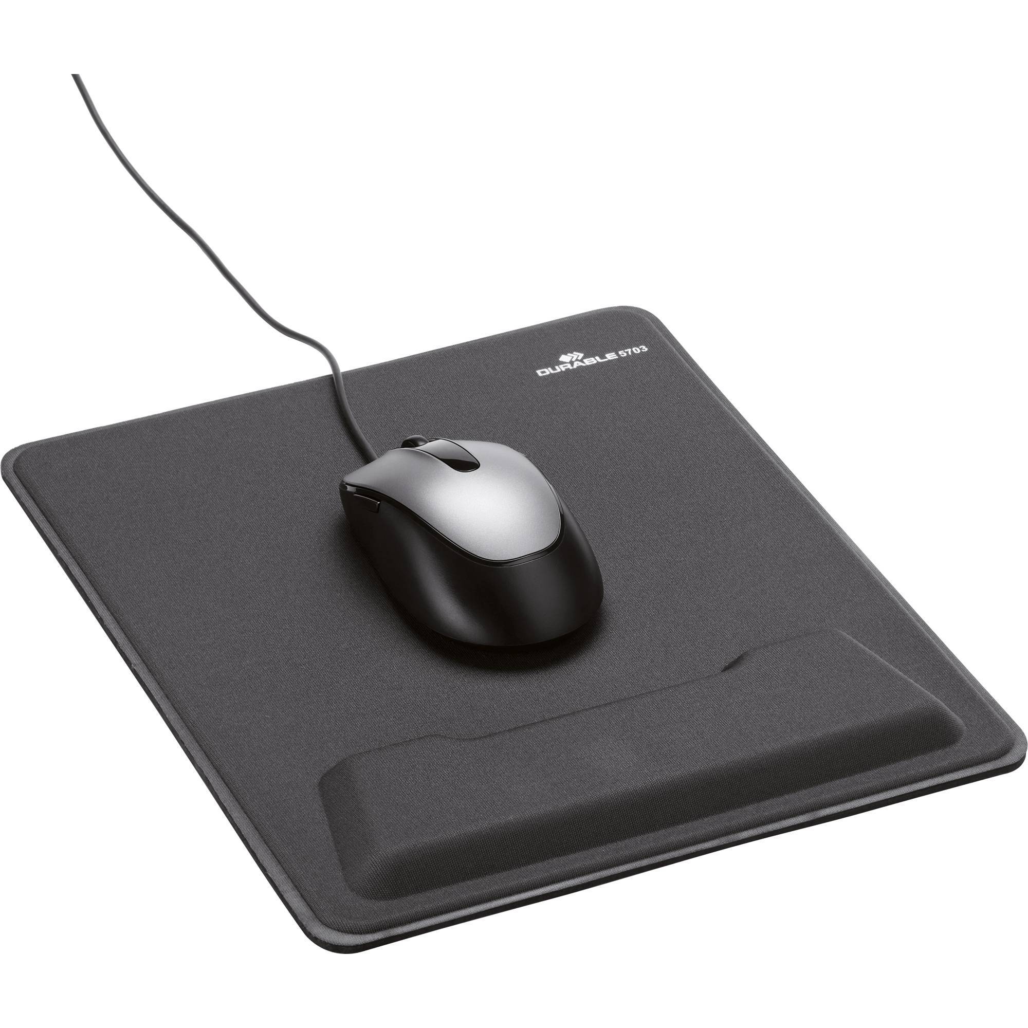 Eine schwarze Computermaus wird auf ein passendes schwarzes Mousepad mit Handgelenkauflage platziert, wobei das Markenlogo in der oberen rechten Ecke zu sehen ist.
