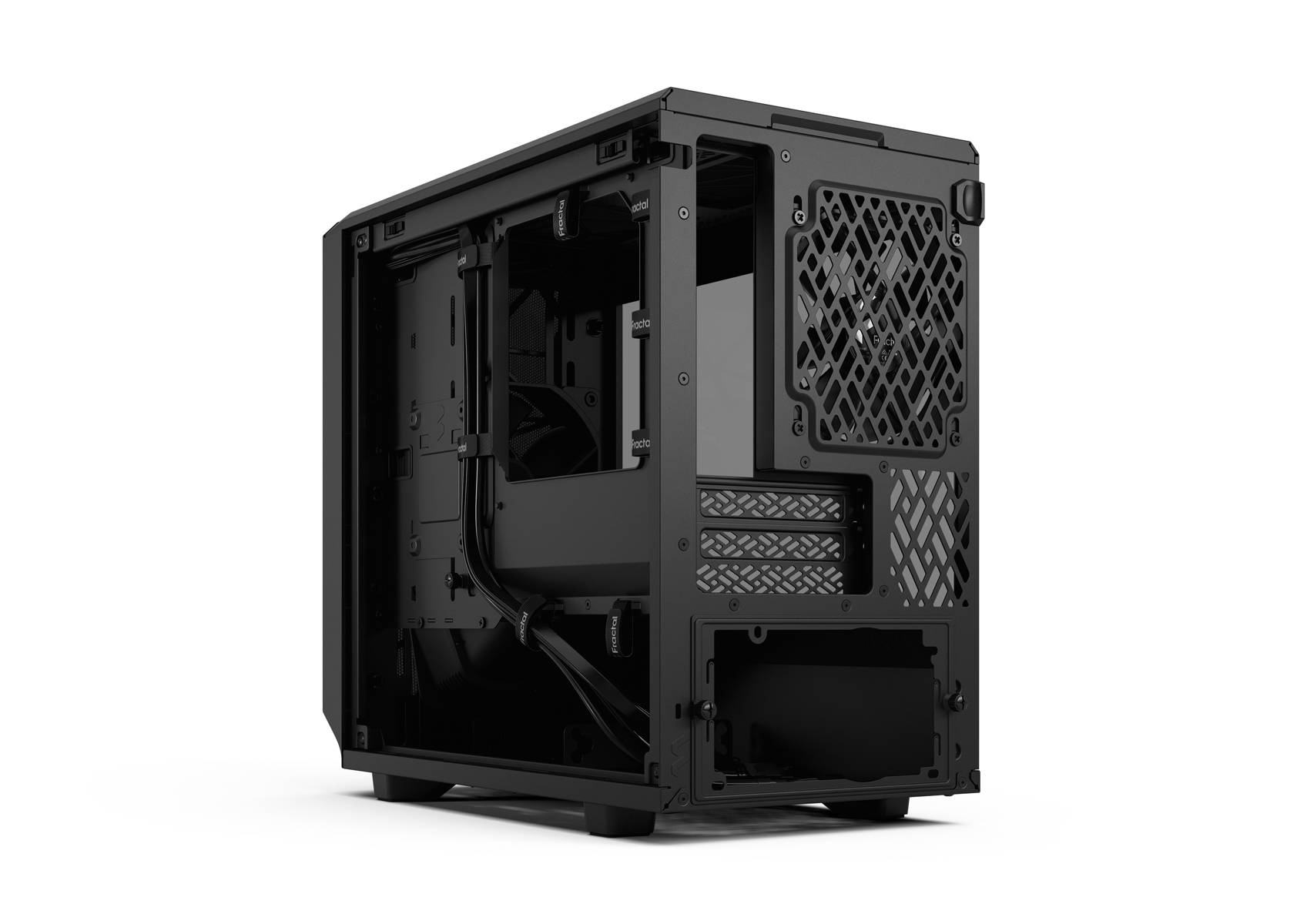 Schwarzes offenes Computergehäuse mit entfernten Seiten- und Rückwandpaneelen, das das interne Layout für Hardwarekomponenten und das Kühlsystem zeigt.