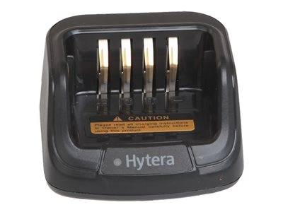 Ein schwarzes Batterieladegerät mit vier Metallkontakten, gekennzeichnet mit 